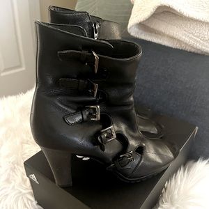 Aerosols leather boots